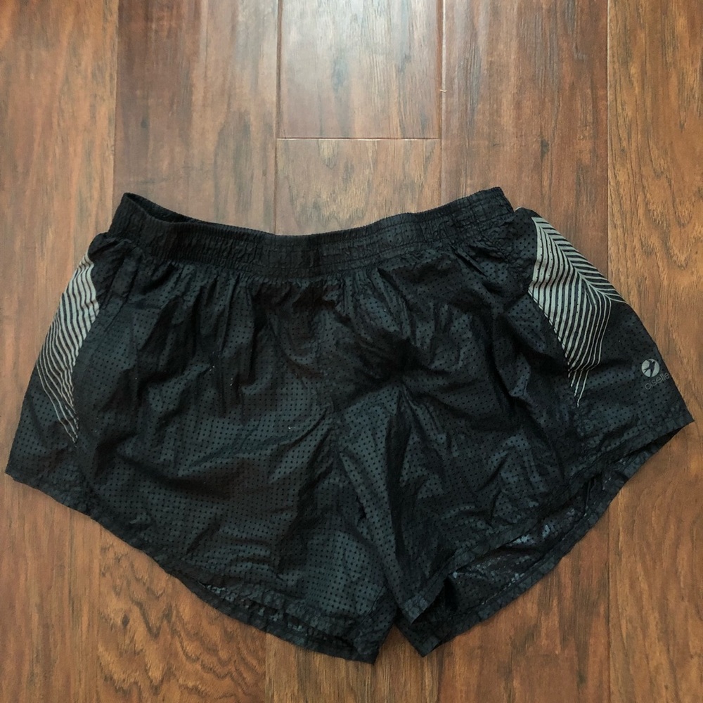 SOLD ** Oiselle hole punch distance shorts